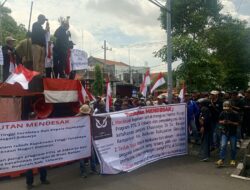 Laporan Mandek, Puluhan Warga Demo Kasus Pungli PTSL di Kejari Sidoarjo