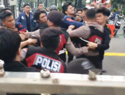 Miris! Mahasiswa Teriakkan Reformasi Tapi Pilih Kekerasan: 7 Polisi Terluka Saat Demo Trisakti