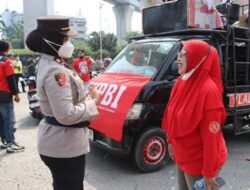 May Day Berjalan Damai Berkat Aksi Humanis Polwan, Buruh Senang Dapat Perhatian Langsung dari Polri