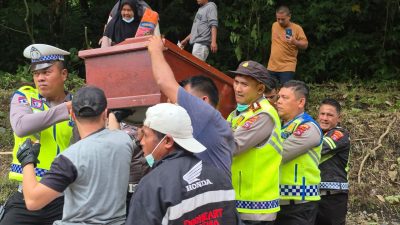 Gerak Cepat Polres Padang Panjang: Evakuasi dan Pengantaran Jenazah Di Tengah Kondisi Jalan Terputus