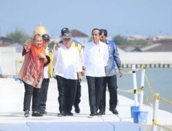 Presiden Jokowi Tinjau Proyek Tanggul Pengendalian Banjir Rob di Tambak Lorok Semarang