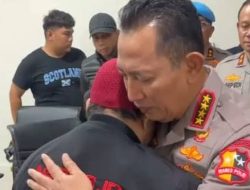 Haru di RSCM, Kapolri Sampaikan Rasa Duka Sambil Peluk Erat Ayah Sopir Ojol Korban Rantis Brimob
