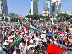 Semangat Bela Palestina Membara di Patung Kuda, Ribuan Warga Serukan “Indonesia Melawan Genosida”