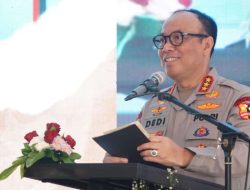 FH Unbraw Berikan Penghargaan Kepemimpinan Publik untuk Komjen Dedi Prasetyo dalam Acara Sapa Alumni